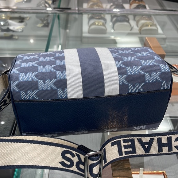 Michael Kors Men’s Women’s Cooper mini duffle xbody NWT
Navy Multi
NWT - Picture 7 of 16